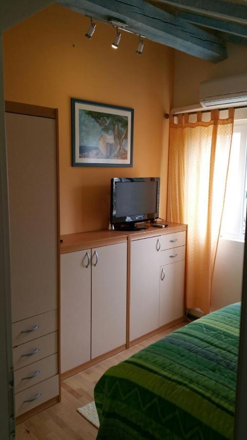 Ferienwohnung Tri Palme Prvic Sepurine Exterior foto