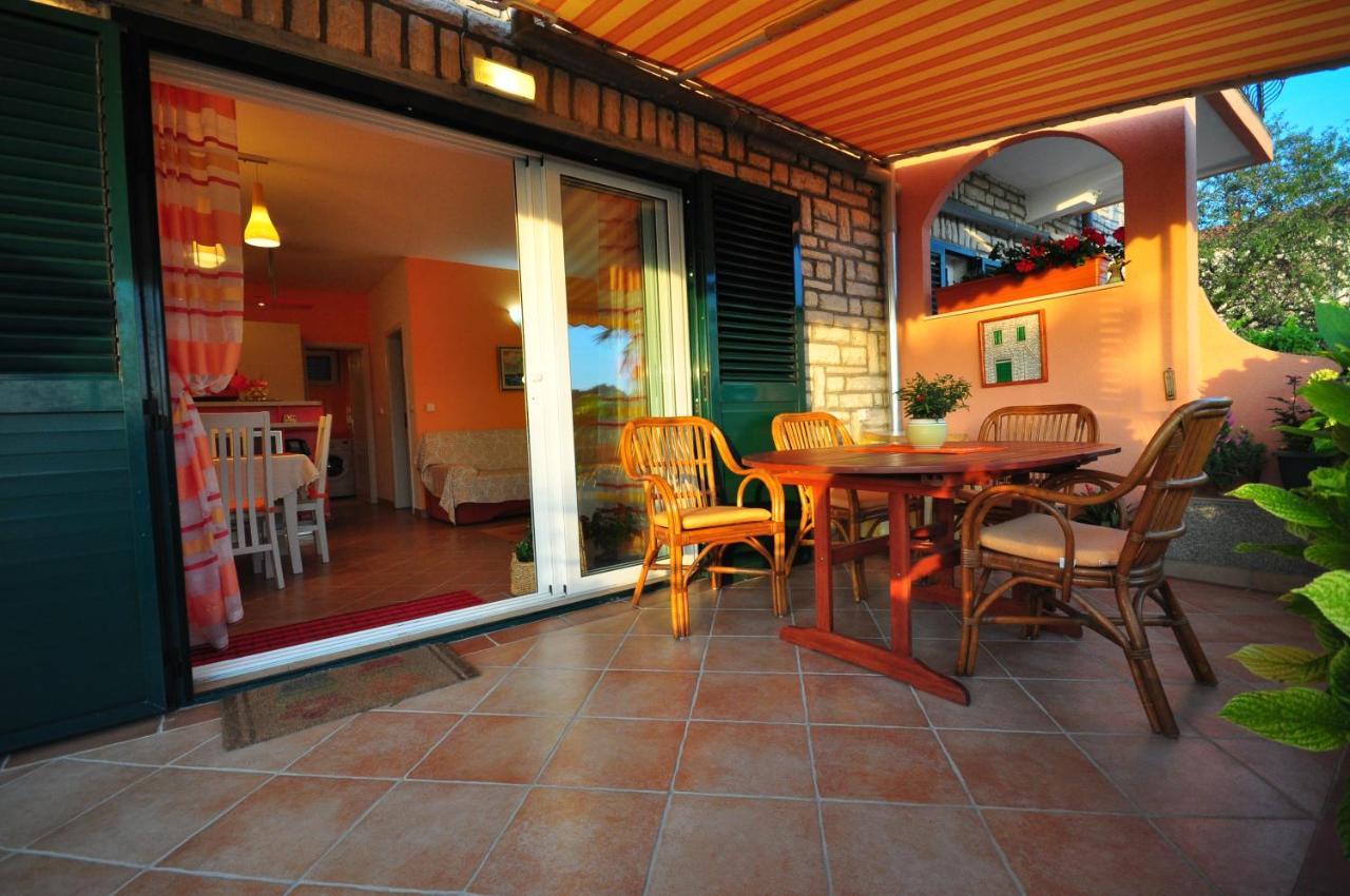 Ferienwohnung Tri Palme Prvic Sepurine Exterior foto
