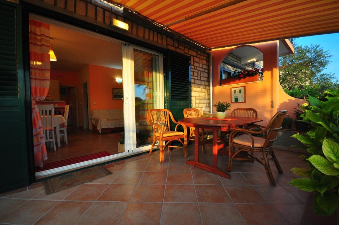 Ferienwohnung Tri Palme Prvic Sepurine Exterior foto